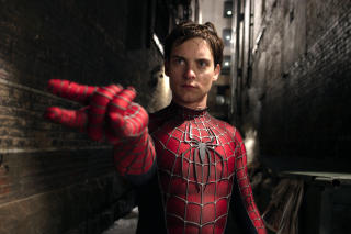 FERDIG SOM SUPERHELT: Tobey Maguire gir seg som Spiderman. Regiss�r Sam Raimi gir regien videre til Marc Webb, som planlegger et legendarisk 3D-univers med premiere i 2012. Foto: Filmweb.