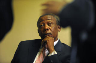 N�: Selebi i samtale med advokatene sine under en rettsh�ring i april. Han ble i dag d�mt for korrupsjon. Foto: AFP/Alexander Joe/Scanpix