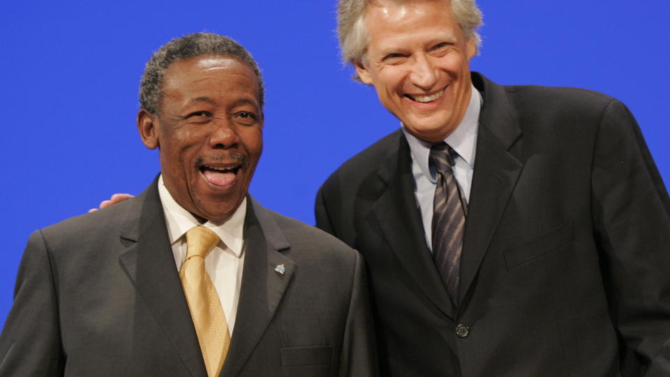 DEN GANG DA: Dav�rende Interpol-sjef Jackie Selebi med dav�rende innenriksminister i Frankrike, Dominique de Villepin, i 2005. Foto: REUTERS/Robert Pratta/Scanpix