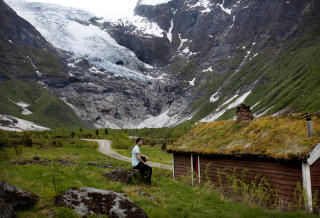 Fj�rland anno 2010: Mange �r seinere er bildet fra Fj�rland fortsatt et postkort verdig. Gaute Dvergsdal B�yum (21) f�r d�rlig samvittighet hver gang han reiser herfra.