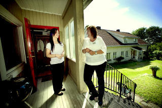 HUSMANNSKONTRAKTER: Tuuli R�li fra Estland og hotellsjef Elin Stokke ved Sem gjesteg�rd er forn�yd med vikarordningen.  LO derimot, mener de estiske stuepikene jobber p� husmannskontrakter. Foto : Bj�rn Langsem/DAGBLADET.