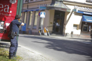 PARAT: Stockholms-politiet fikk 11.31 melding om et ran mot Handelsbanken ved �stermalmstorg. Raneren har n� forskanset seg inne i lokalet med kunder og personale. Foto: SCANPIX