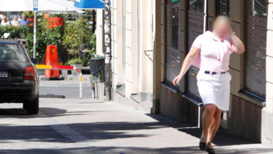 DESPERAT: En kvinne har klart � unnslippe mannen som holder flere gisler i en bank i Stockholm. Foto: Expressen