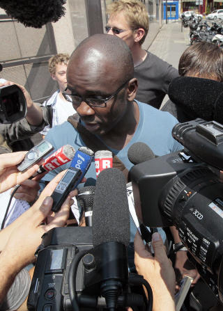 SLAKTER: Lilian Thuram snakker med pressen etter m�tet med det franske fotballforbundet, der han slaktet de franske spillerne. Foto: AFP