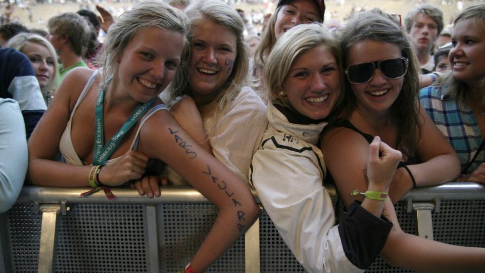 DIGGET LARS VAULAR: Bergensrapperen Lars Vaular fikk fart p� disse jentene p� Hovefestivalens siste dag. FOTO: EIVIND KRISTENSEN/DAGBLADET