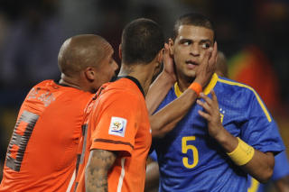 R�DT KORT: Nigel de Jong pr�ver � roe ned Melo etter at sistnevnte har f�tt marsordre.