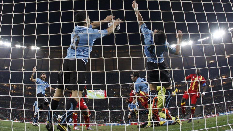 STOPPET GHANA-SCORING SLIK: Luis Suarez strekker ut hendene for � stoppe en Ghana-avslutning i sluttsekundene. Og ghaneserne misbrukte sjansen de fikk fra krittmerket. Foto: REUTERS
