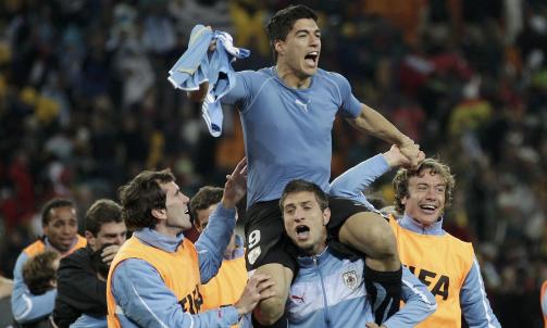 HYLLET SOM HELT: Luis Suarez ble b�ret fram i hyllest av lagkameratene etter straffeseieren. Foto: REUTERS