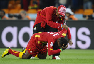 HELT KNUST: Asamoah Gyan bommet p� straffe rett f�r slutt. Det hjalp ham - og laget - lite at han puttet i straffesparkkonkurransen, for heller ikke denne gangen kom et afrikansk lag seg videre til en semifinale. Foto: AFP