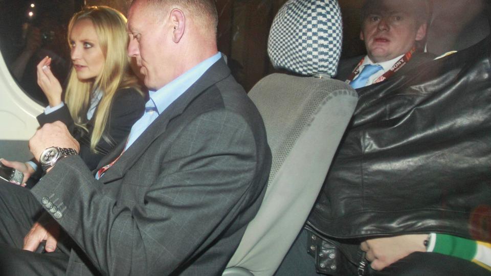 SKJULT UNDER SKINNJAKKE: Superkjendisen Paris Hilton ble arrestert i S�r-Afrika etter fotballkampen mellom Nederland og Brasil. Hun sitter i baksetet, under ei skinnjakke. Foto: AP/SCANPIX