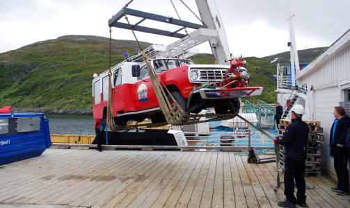 HEIST I LAND: Brannbilen Alvin skal n� tjenestegj�re i Akkarfjord, ytters i Hammerfest kommune. Foto: Trond Hanssen