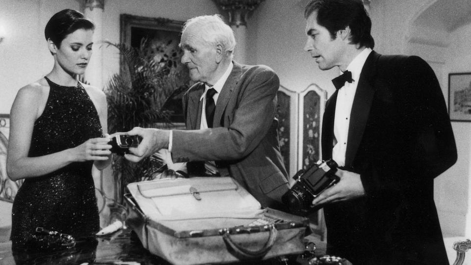 UTSTYRSGENI: Desmond Llewelyn, i midten, spilte Q i James Bond-filmene. Her er han med Carey Lowell som Pam Bouvier og Timoty Dalton som Agent 007, fra filmen �Licence To Kill�. Foto: AP