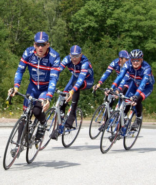 TIDLIGERE LAGKAMERATER: Lance Armstrong (t.v) og Landis (t.h) syklet p� samme lag fra 2002 til 2004. Det var i denne perioden at Landis mente rytterne ble systematisk dopet. Foto: SCANPIX