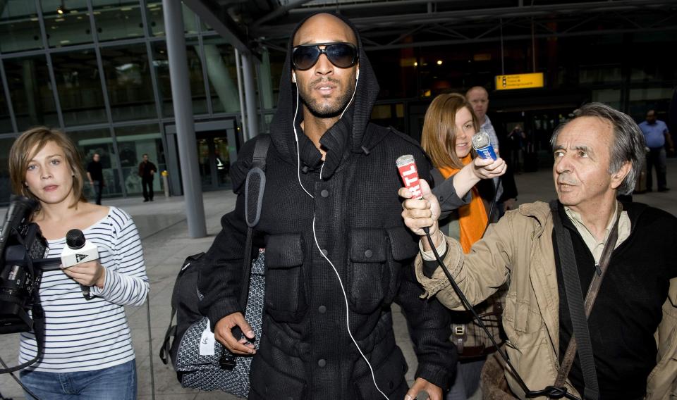 FERDIG: Nicolas Anelka ble sendt hjem fra VM etter � ha skjelt ut landslagssjef Ramond Domenech. Her er han rett etter landing i London. Foto: AP
