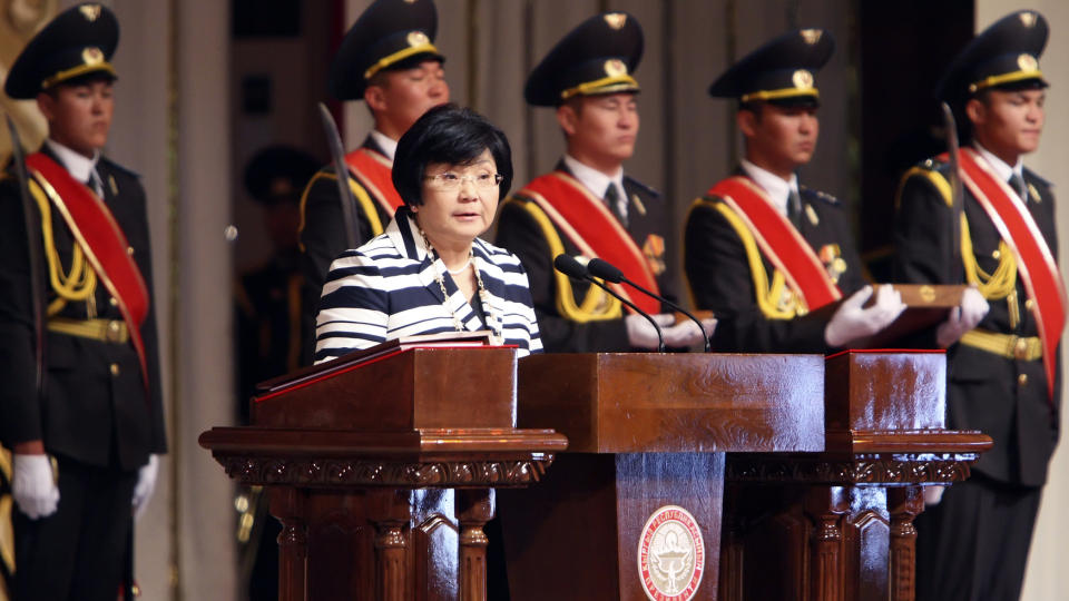 LOVER ENDRINGER: Roza Otunbayeva ble tatt i ed i dag. Foto: REUTERS