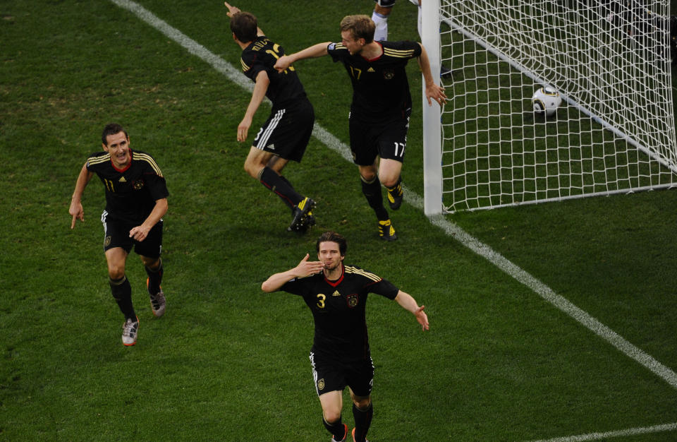 FESTFOTBALL: Tysklands festfotball, her representert ved Arne Friedrichs 3-0-scoring, imponerte ikke Egil Olsen. Foto: Reuters