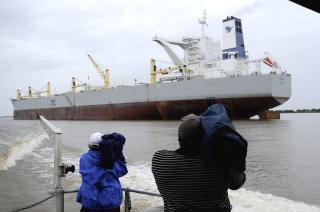 SKAL SAMLE OPP OLJE: Den taiwanske b�ten, som heter �A Whale�, er av eierne beskrevet som den st�rste oljeoppsammlingsb�ten i verden. I dag startet den arbeidet nord for oljebr�nnstedet Macondo. Foto: BOB PEARSON/EPA/SCANPIX