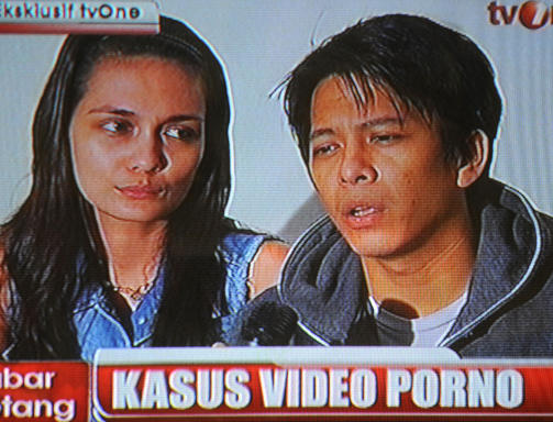 I ARREST: 22. juni ble Nazril �Ariel� Ilham arrestert, siktet for brudd p� antipornolovgivingen. Kj�resten Luna Maya risikerer ogs� straffeforf�lgelse etter den private sexfilmen. Foto: TV ONE/AFP