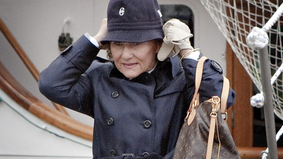 I VINDEN: Dronning Sonja ankommer hun kongeskipret Norge som ligger foran slottet i Gamla Stan i anledning det svenske kronprinsessebryllupet. Foto: Lars Eivind Bones/DAGBLADET
