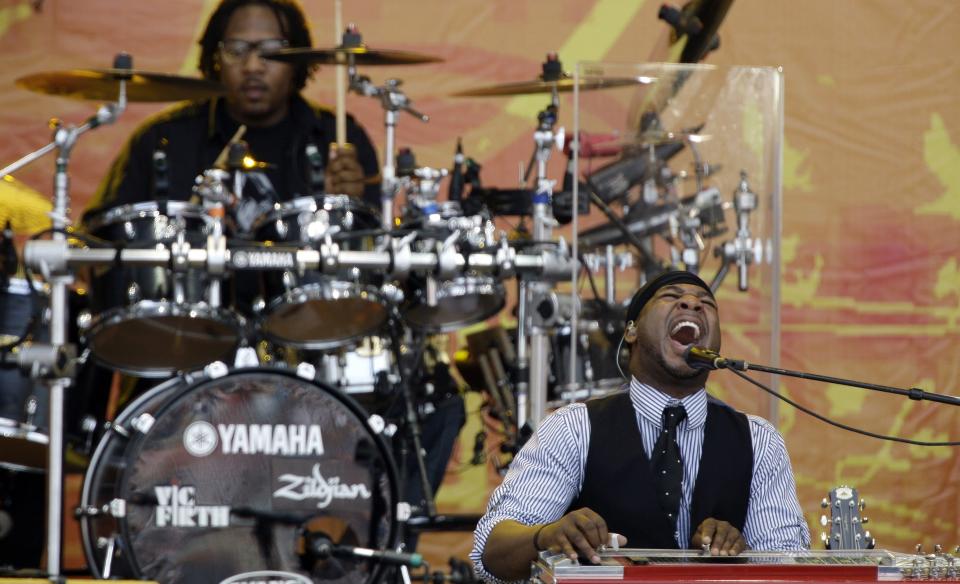 STEELGITARVIRTUOS: Robert Randolph (t.h.) p� Eric Claptons Crossroads Guitar Festival i Chicago 26. juni. Foto: AP/Scanpix