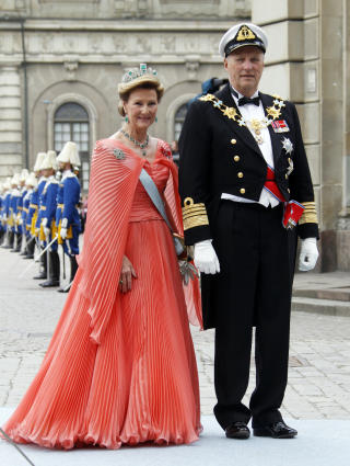 KONGEPARET: Dronning Sonja i lakser�d kjole og kong Harald p� vei inn til Storkyrkan f�r vielsen mellom kronprinsesse Victoria og prins Daniel i Stockholm. Foto: Scanpix