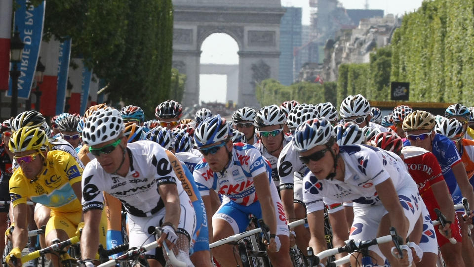 TOUR RETUR: Fotball-VM er i det minste hvert fjerde �r. Derimot kjennes det ut som i g�r at alle de svette mannfolka syklet inn Champs-Elyss�s. I morgen tr�kker de i gang igjen. Foto: SCANPIX