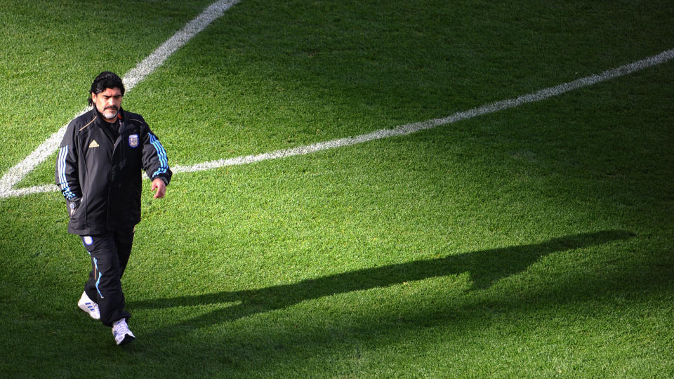F�R PEPPER: Diego Maradona f�r h�re det i Argentina etter VM-exiten i g�r.  Foto: Cristhope Simon / AFP.