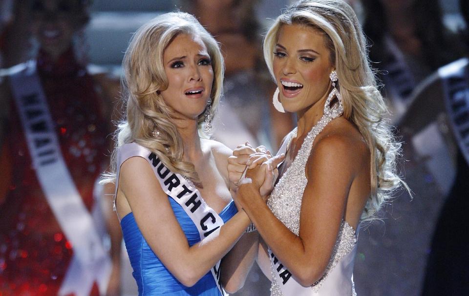 MISSESKANDALER: Miss North Carolina Kristen Dalton (t.v.) vant konkurransen, og Miss California Carrie Prejean (t.h.) kom p� andreplass. Foto: SCANPIX