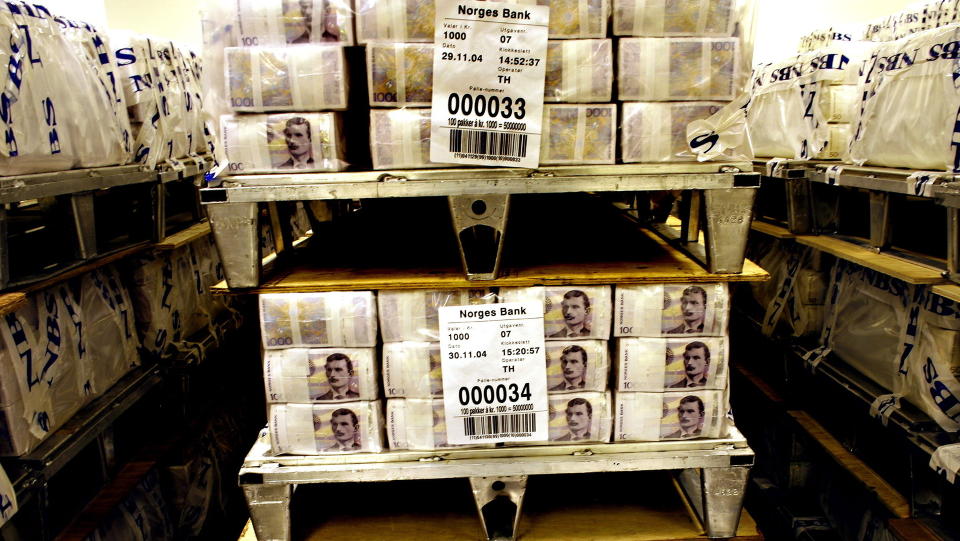 TRE GANGER ST�RRE: Tidligere har man ansl�tt at den svarte �konomien kan v�re s� stor som fem prosent av brutto nasjonalprodukt (BNP). Dette tilsvarer mer enn 115 milliarder kroner. N� kommer det fram at skygge�konomien i Norge kan v�re tre ganger st�rre. Her ser man paller med 1000-lapper hos Norges Bank. Det g�r 50 millioner p� en pall. Foto: OLE C.H. THOMASSEN/DAGBLADET