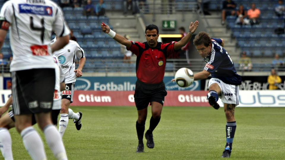 TO MANN I FOKUS: Vikings Martin Fillo scoret hattrick i sin f�rste kamp fra start i Tippeligaen i �r. Dommer Svein-Erik Edvartsen f�r refs av Odd-trener Dag-Eilev Fagermo. Foto: Alf Ove Hansen, Scanpix