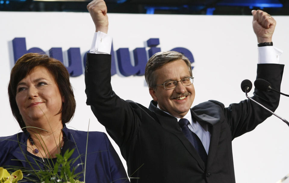 FIKK FORNYET TILLIT: Sittende president Bronislaw Komorowski kan heve armene i triumf. Til venstre kona Anna. Foto: KACPER PEMPEL/REUTERS/SCANPIX