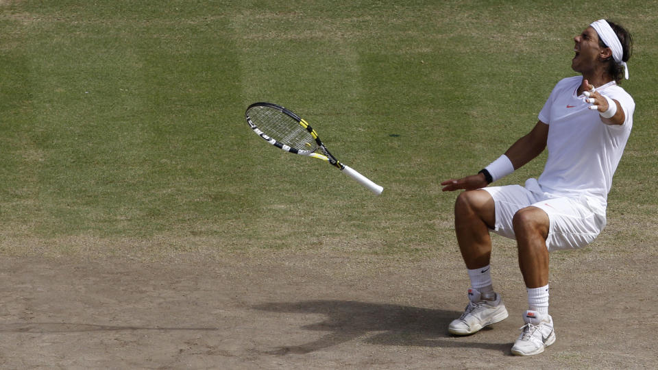S� GLAD: Rafael Nadal falt bakover og jublet da seieren var et faktum. Foto: Stefan Vermuth, AFP/Scanpix