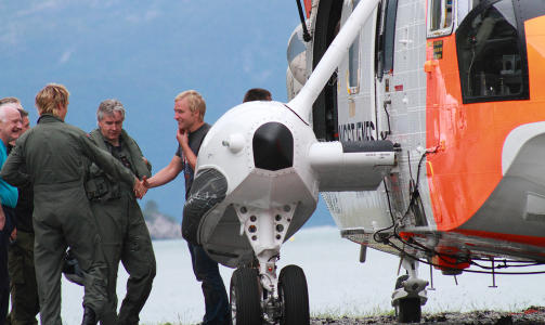 TAKKNEMLIG: Den svenske turg�eren, som nylig skal v�re innflyttet til omr�det, takket sine redningsmenn gjentatte ganger etter aksjonen. Foto: CHARLOTTE F�RDE