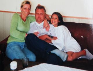 DAGEN F�R HUN BLE BORTE: Maria, mamma og stefaren fotografert i mai 2000. Dagen etter tok Marias far henne med p� det som skulle bli et �tte �r langt opphold i Algerie. Foto: Privat.