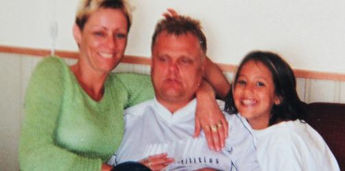 DAGEN F�R BORTF�RINGEN: Her sitter Maria sammen med mor og stefar dagen f�r hun blir bortf�rt. Bildet ble tatt i slutten av mai 2000, og Maria er ti �r. Bildet publiseres usladdet i samr�d med Maria. Foto: Privat