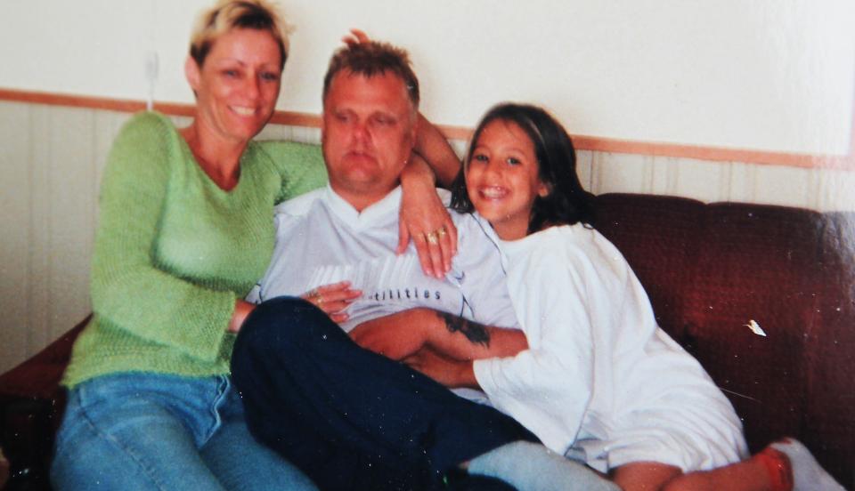 DAGEN F�R HUN BLE BORTE: Maria, mamma og stefaren fotografert i mai 2000. Dagen etter tok Marias far henne med p� det som skulle bli et �tte �r langt opphold i Algerie. Foto: Privat.