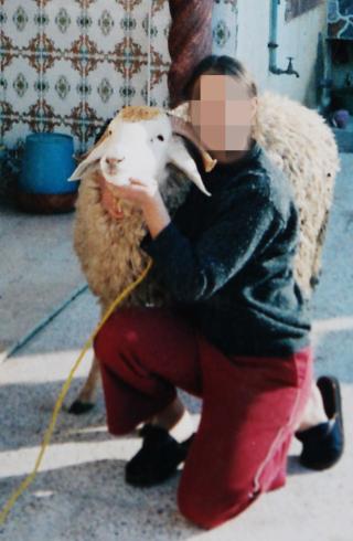 I ALGERIE: Her er Maria som 16-�ring i Algerie. - Bildet ble tatt p� slaktedagen. Jeg var glad i sauen og ville ikke at de skulle drepe den, forteller Maria. Foto: Privat