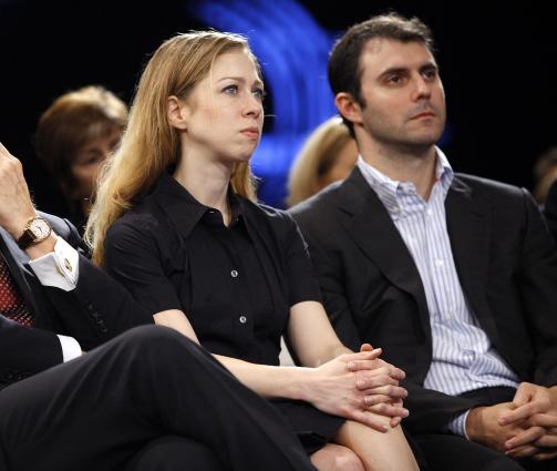 SAMMEN MED FAR:  Bill Clinton sitter her sammen med Chelsea og sin kommende svigers�nn Marc Mezvinsky. Foto: REUTERS/Chip East