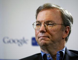 BEROLIGER: Google-sjef Eric Schmidt beroliger konkurrentene n�r han hevder at Google ikke vil nekte konkurrentene tilgang til viktig reiseinformasjon. Foto: AP/Scanpix