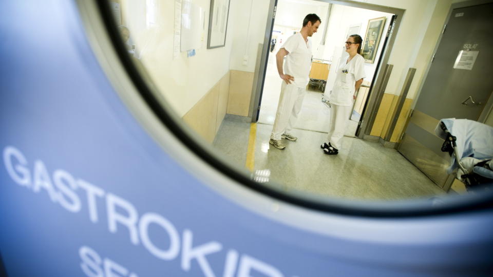  I OFFENTLIG TJENESTE:  Samme yrkesgrupper b�r ha like l�nn, uavhengig om kommunen eller staten er arbeidsgiver, mener YS-forbundet Delta, som fra i dag har trappet opp helsestreiken. De to sykepleierne p� bildet,  Katrine Andersen og  Kristian Sand, har ingen direkte tilknytning til streikesituasjonen. ILLUSTRAJONSFOTO: THOMAS RASMUS SKAUG/DAGBLADET.