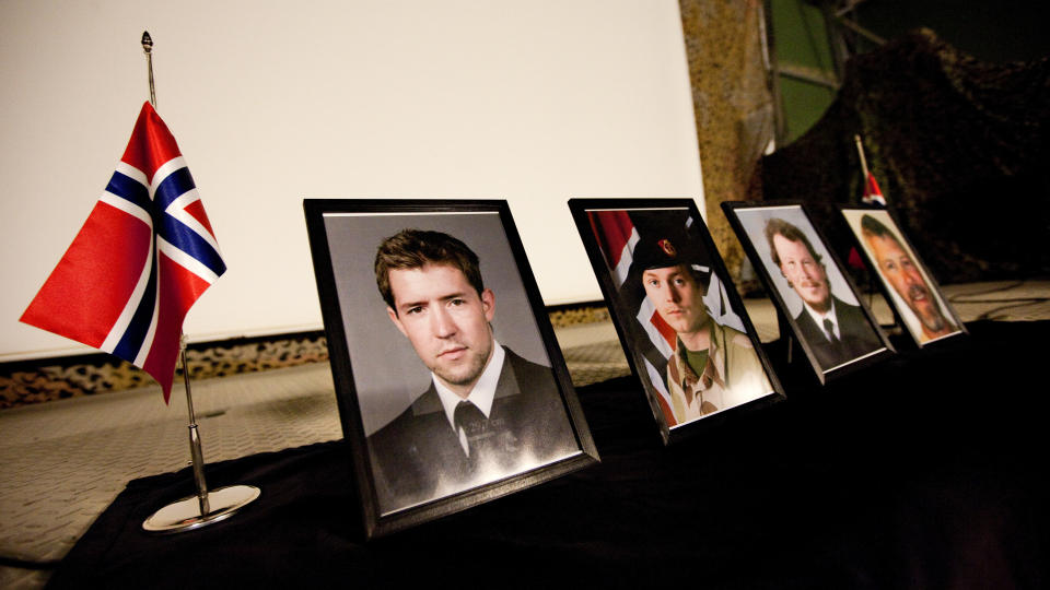 BISETTES Onsdag, torsdag og fredag bisettes de fire soldatene (f.v) Simen Tokle, Andreas Eldjarn, Christian Lian og Trond Andre Bolle.
Foto: Lars Magne Hovtun / Forsvaret / Scanpix
