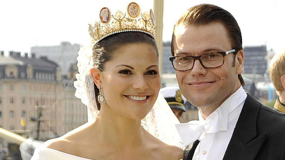 DANIEL MISTER ALT KONGELIG DERSOM HAN SKILLES FRA VICTORIA: En ekteskapskontrakt mellom kronprinsesse Victoria og prins Daniel ble registrert i dag. Det eneste som skal deles ved en eventuell skilsmisse er de felles m�blene og husholdningsartiklene paret skaffer seg i sitt gifte samliv p� Haga Slott. Foto: Stella Pictures.
