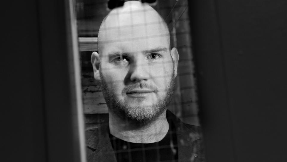 FORL�SNING: Jan Roar Leikvoll hadde ikke planlagt � skrive b�ker om s�pass brutale tema. Da han f�rst gjorde det l�snet skrivingen. Foto: Mimsy M�ller.