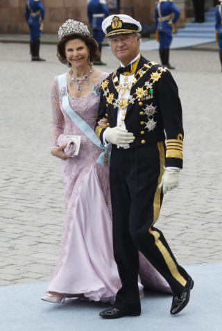 SKREV EKTESKAPSKONTRAKT I 1976: Selv dronning Silvia og kong Carl Gustaf undertegnet en kontrakt som beskytter de kongelige eiendommene ved en eventuell skilsmisse. Her er paret p� vei ut av Storkyrkan etter vielsen mellom kronprinsesse Victoria og prins Daniel. Foto: Lise �serud / Scanpix