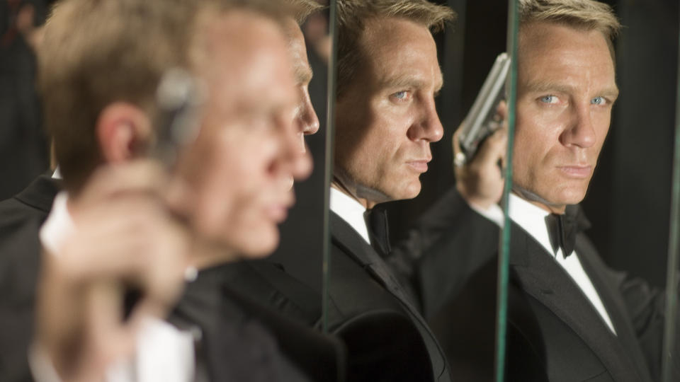 HVA SKJER MED DANIEL CRAIG'S JAMES BOND?: Daniel Craig klarte � vitalisere Bond-universet med sin tolkning av James Bond i suksessen Casino Royal i 2006. oppf�lgeren Quantum of Solace (2008) fikk hardere medfart hos kritikerne. N� er det offisielt at Bond-film nummer 23 skrinlegges av MGM. Foto: Filmweb.