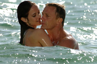 FORELSKET BOND: Casino Royal (2006) viste oss Bond f�r han ble agent 007. Og kvinnene kunne nyte en mer menneskelig Bond som enda turte � elske. Foto: Filmweb.