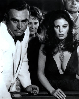 DEN ENESTE VIRKELIGE BOND?: Mange mener at Sean Connery representerer den eneste virkelige James Bond-karakteren. Her i kasinoet i Diamonds are Forever (1971). Foto: Stella Pictures.