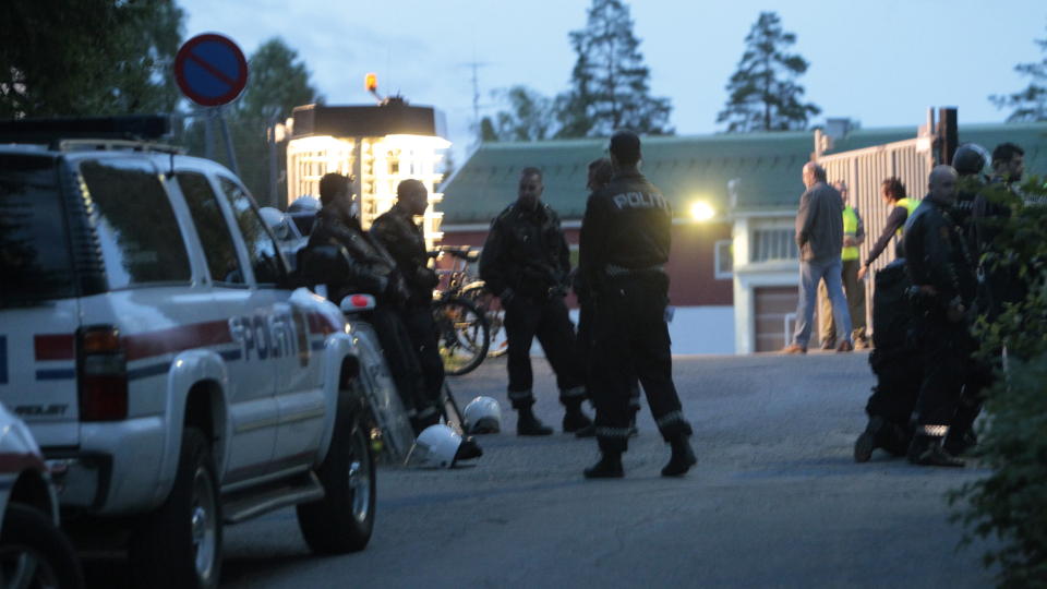  LIER: Politiet rykket ut med alt disponibelt mannskap til det statlige ventemottaket i Lier i natt. FOTO: TERJE BENDIKSBY, SCANPIX.