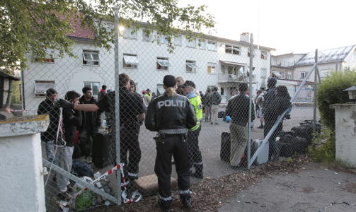  NANNESTAD:  Full politiberedskap ved ventemottaket p� Fagerli i Nannestad i natt. FOTO: TERJE BENDIKSBY, SCANPIX.