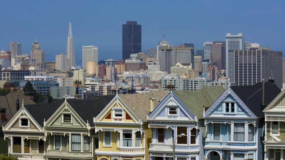 BYENS HEMMELIGHETER: San Francisco er en herlig blanding av viktorianske trehus og storby. Byen har mer � tilby enn de vanlige turisttr�kkene. Her er The Painted Ladies i Alamo Park - ogs� gjenkjentbart fra tv-serien Full House. Foto: Scanpix.